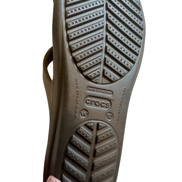 NWOT Womens Size 10 Crocs Brown Sandals Rose Gold Studded Oval Accents Slip-On - Picture 6 of 7